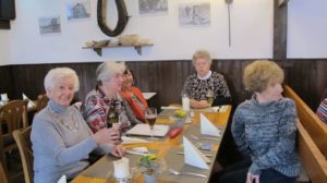 Mittagessen in der Bauernschenke Frau Warczinski, Frau Gengel, Frau Spallek, Frau Zietlow, Frau Nicksch (v. n. r.)